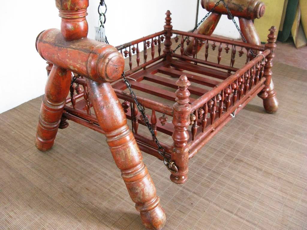 Culla Indiana Antica In Legno Di Teak. Stato Di Conservazione Ottimo, Sia Nella Parte In Legno Che Nella Parte Metallica. Databile Fine '800, Primi '900. Interamente Smontabile, Tipica Della Zona Del Nord Dell'India E Pakistan. Dimensioni 125x80xh100cm.