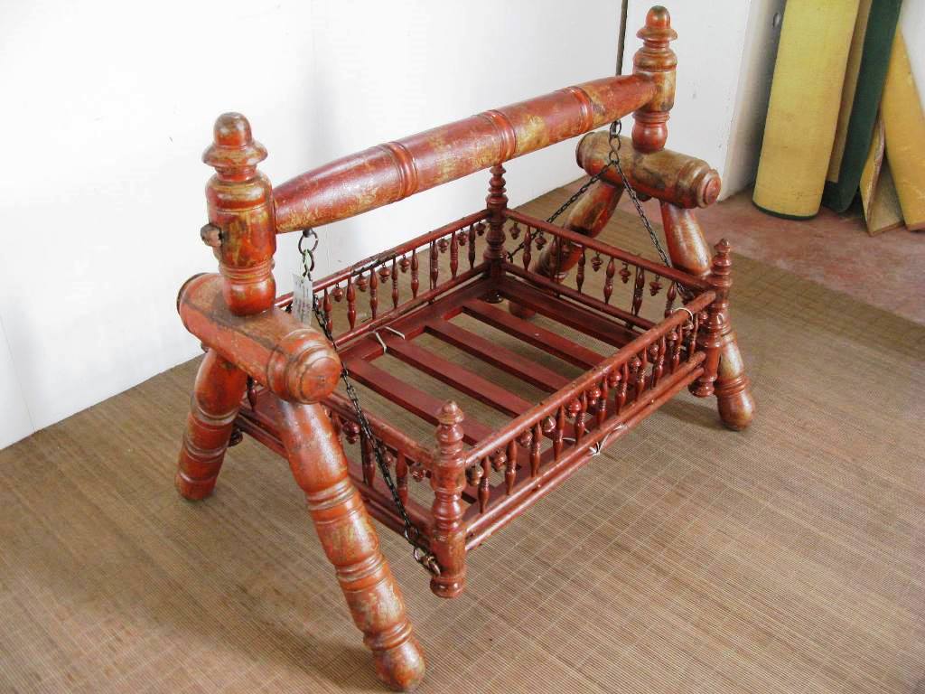 Culla Indiana Antica In Legno Di Teak. Stato Di Conservazione Ottimo, Sia Nella Parte In Legno Che Nella Parte Metallica. Databile Fine '800, Primi '900. Interamente Smontabile, Tipica Della Zona Del Nord Dell'India E Pakistan. Dimensioni 125x80xh100cm.