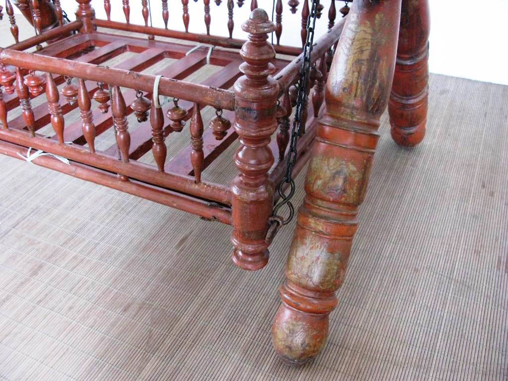 Culla Indiana Antica In Legno Di Teak. Stato Di Conservazione Ottimo, Sia Nella Parte In Legno Che Nella Parte Metallica. Databile Fine '800, Primi '900. Interamente Smontabile, Tipica Della Zona Del Nord Dell'India E Pakistan. Dimensioni 125x80xh100cm.