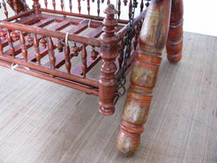 Culla Indiana Antica In Legno Di Teak. Stato Di Conservazione Ottimo, Sia Nella Parte In Legno Che Nella Parte Metallica. Databile Fine '800, Primi '900. Interamente Smontabile, Tipica Della Zona Del Nord Dell'India E Pakistan. Dimensioni 125x80xh100cm.