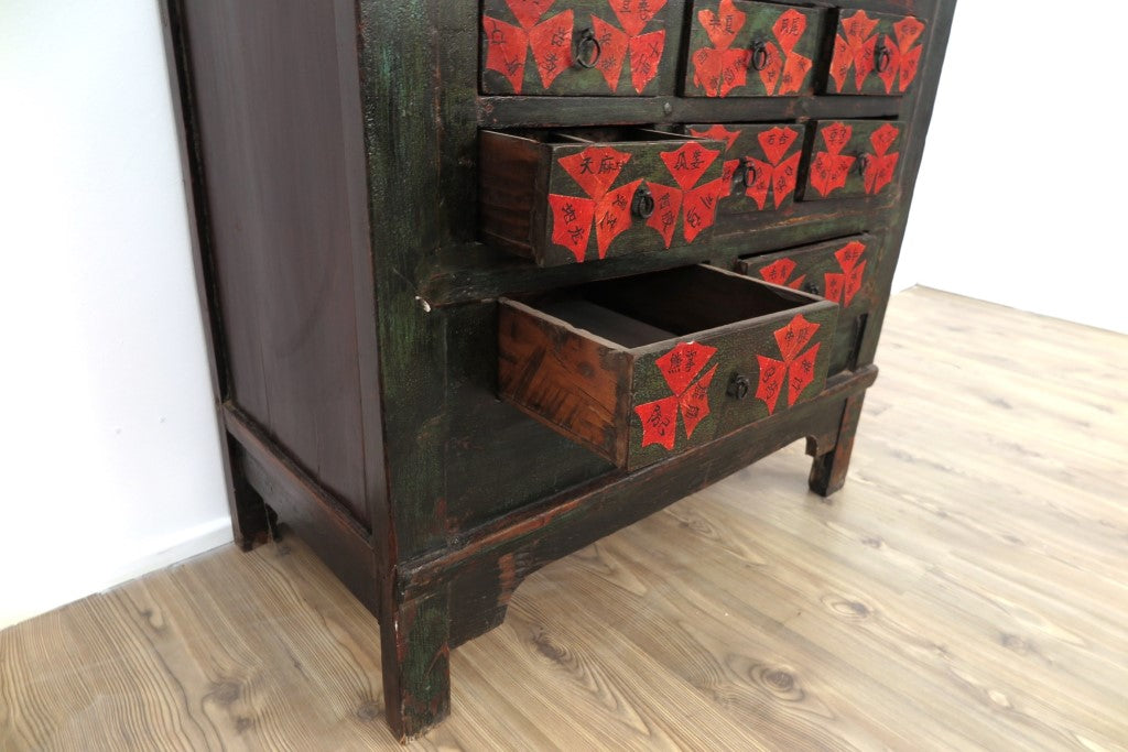 Mobile Farmacia Con 26 Cassetti. Databile Primi '900. Perfettamente Integro E Conservato In Ogni Parte. Dimensioni 95x57xh175cm.
