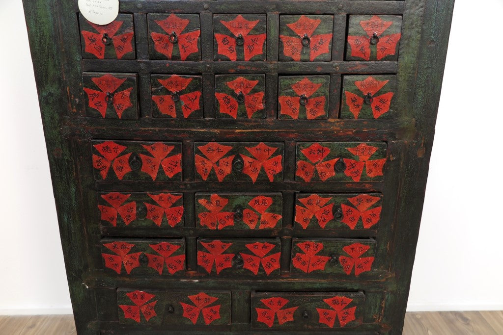 Mobile Farmacia Con 26 Cassetti. Databile Primi '900. Perfettamente Integro E Conservato In Ogni Parte. Dimensioni 95x57xh175cm.