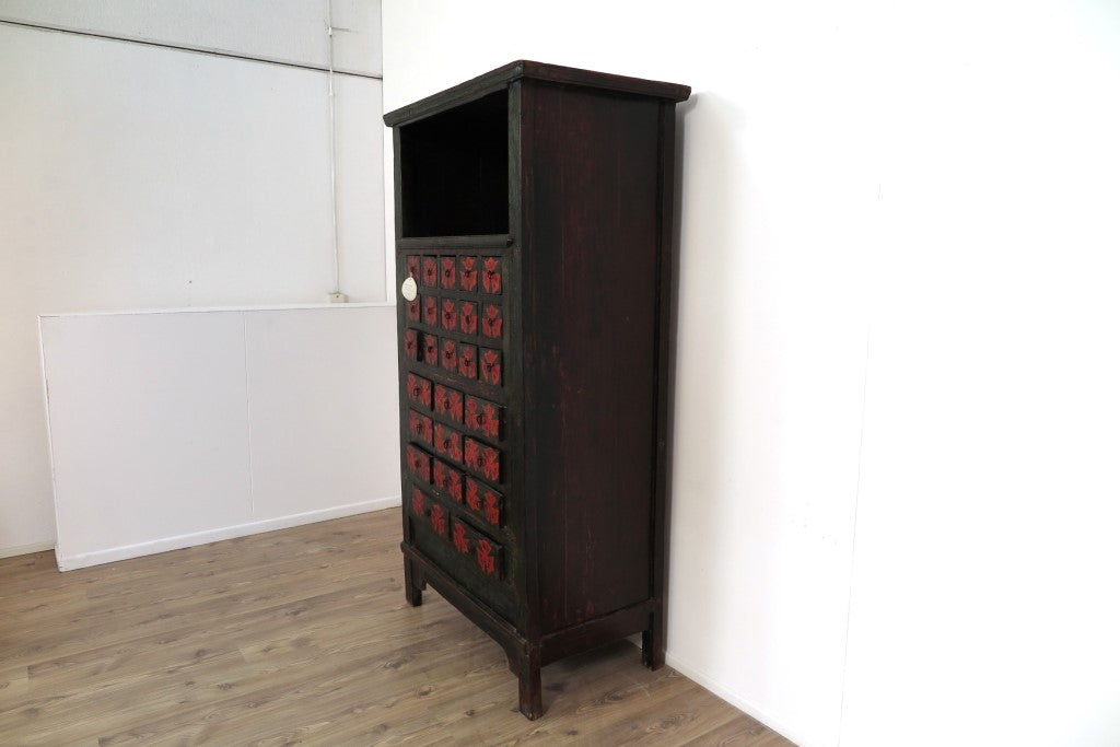 Mobile Farmacia Con 26 Cassetti. Databile Primi '900. Perfettamente Integro E Conservato In Ogni Parte. Dimensioni 95x57xh175cm.
