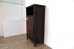 Mobile Farmacia Con 26 Cassetti. Databile Primi '900. Perfettamente Integro E Conservato In Ogni Parte. Dimensioni 95x57xh175cm.