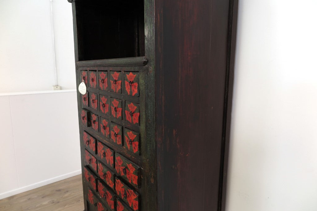 Mobile Farmacia Con 26 Cassetti. Databile Primi '900. Perfettamente Integro E Conservato In Ogni Parte. Dimensioni 95x57xh175cm.