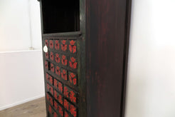 Mobile Farmacia Con 26 Cassetti. Databile Primi '900. Perfettamente Integro E Conservato In Ogni Parte. Dimensioni 95x57xh175cm.