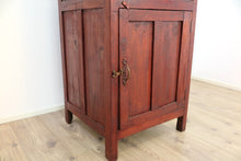 Carica l&#39;immagine nel visualizzatore di Gallery, Mobile Coloniale Con Apertura A Ribalta Nella Parte Superiore E 1 Anta Nella Parte Inferiore. Legno Di Teak. Dimensioni 54x54xh120cm.