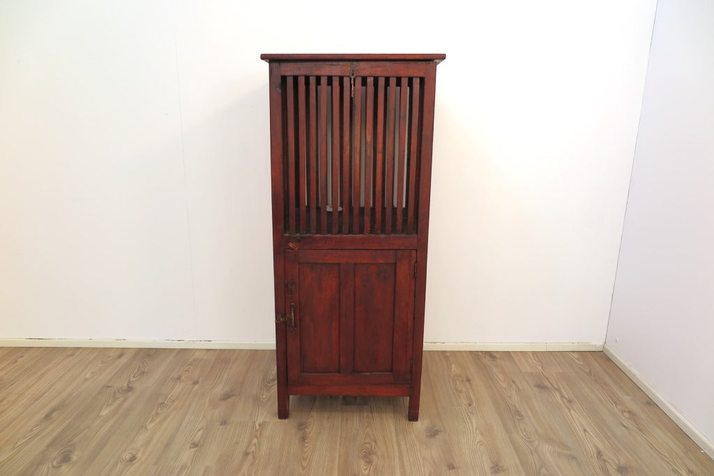 Mobile Coloniale Con Apertura A Ribalta Nella Parte Superiore E 1 Anta Nella Parte Inferiore. Legno Di Teak. Dimensioni 54x54xh120cm.