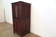 Carica l&#39;immagine nel visualizzatore di Gallery, Mobile Coloniale Con Apertura A Ribalta Nella Parte Superiore E 1 Anta Nella Parte Inferiore. Legno Di Teak. Dimensioni 54x54xh120cm.