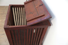 Carica l&#39;immagine nel visualizzatore di Gallery, Mobile Coloniale Con Apertura A Ribalta Nella Parte Superiore E 1 Anta Nella Parte Inferiore. Legno Di Teak. Dimensioni 54x54xh120cm.