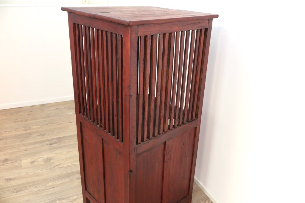 Mobile Coloniale Con Apertura A Ribalta Nella Parte Superiore E 1 Anta Nella Parte Inferiore. Legno Di Teak. Dimensioni 54x54xh120cm.