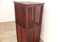 Carica l&#39;immagine nel visualizzatore di Gallery, Mobile Coloniale Con Apertura A Ribalta Nella Parte Superiore E 1 Anta Nella Parte Inferiore. Legno Di Teak. Dimensioni 54x54xh120cm.
