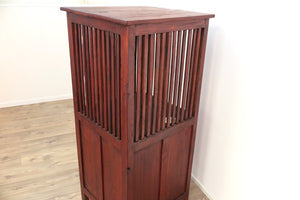Mobile Coloniale Con Apertura A Ribalta Nella Parte Superiore E 1 Anta Nella Parte Inferiore. Legno Di Teak. Dimensioni 54x54xh120cm.