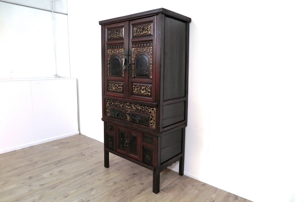 Armadio Cina Laccata Con Decorazioni Intarsiati Oro Con 4 Ante E 2 Cassetti. Provenienza Injang, Databile Fine '800. Dimensioni 94x55xh185cm.