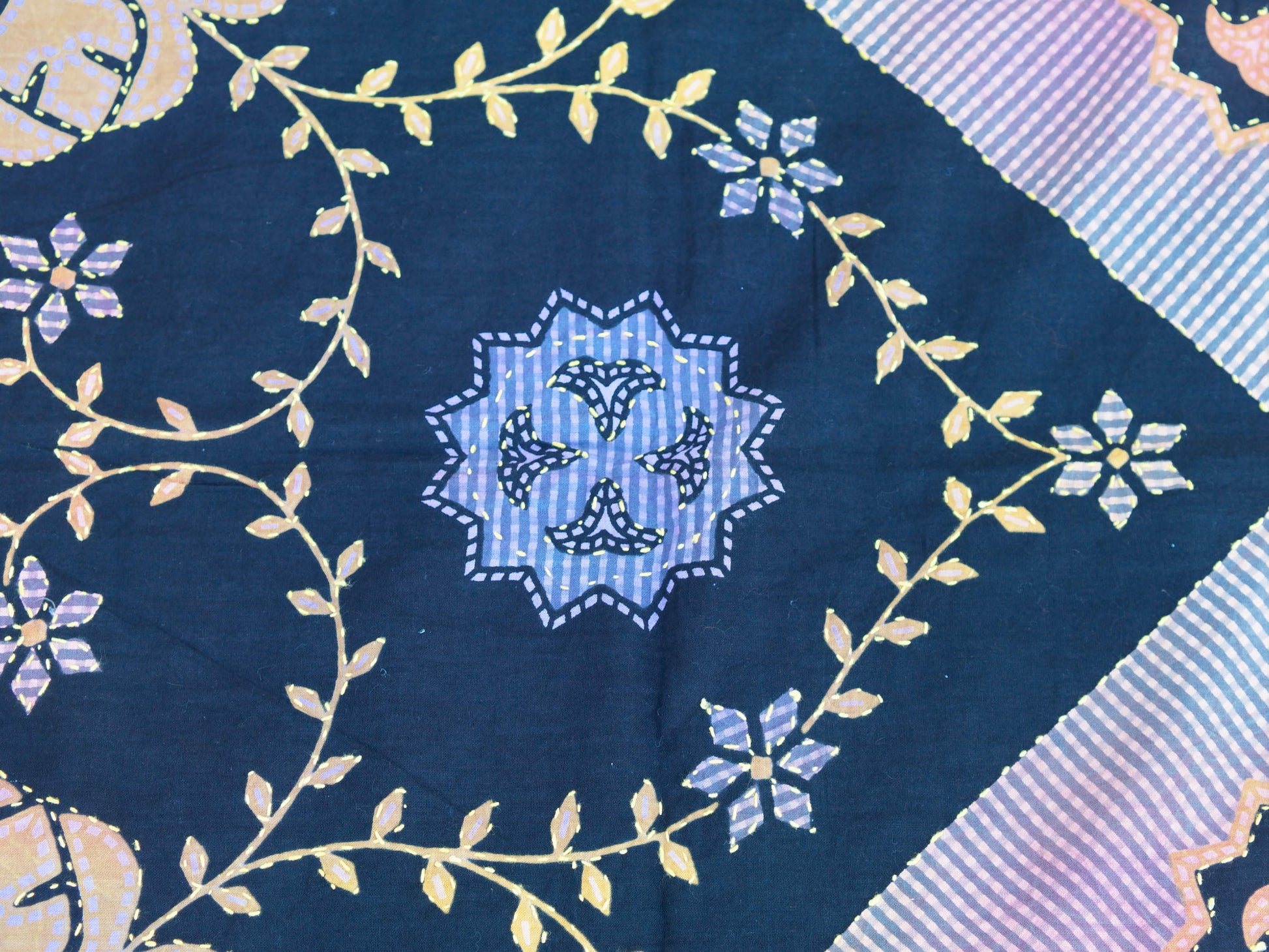 Telo Indiano in cotone stampato con la tecnica print block. Può essere impiegato come copridivano, copriletto, tovaglia o tessuto da appendere a parete. Dimensioni 200x140cm  disponibili vari colori e dimensioni contattare per info 0039 3338778241 info@etniko.it fb/ig "etniko by crosato"