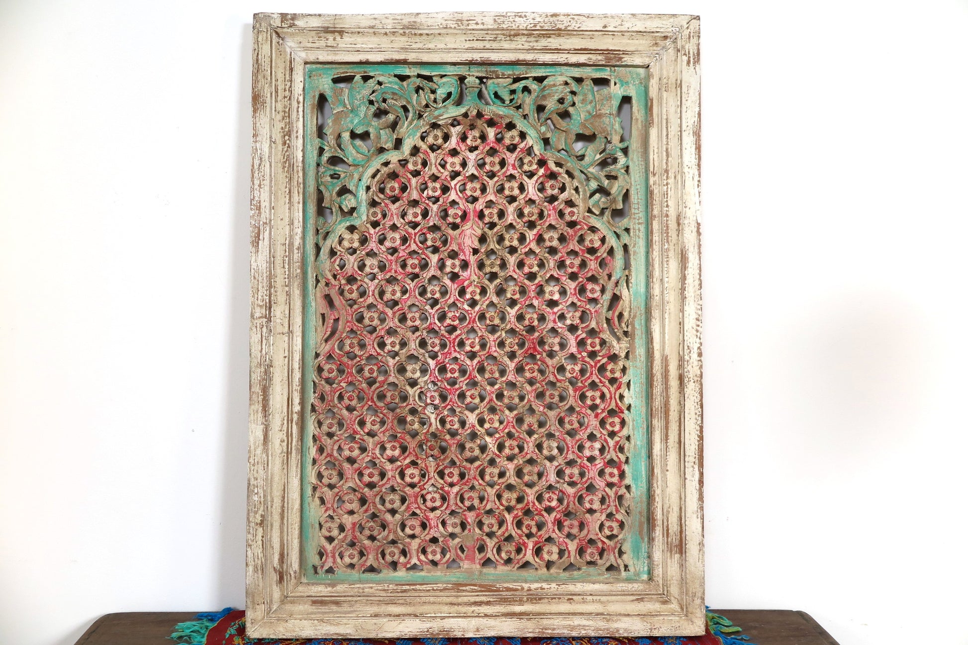 pannello lavorato, inciso, traforato e dipinto; bianco rosso e verde. dimensioni 76x107xprof.6cm.