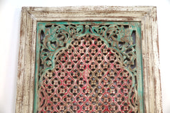 pannello lavorato, inciso, traforato e dipinto; bianco rosso e verde. dimensioni 76x107xprof.6cm.