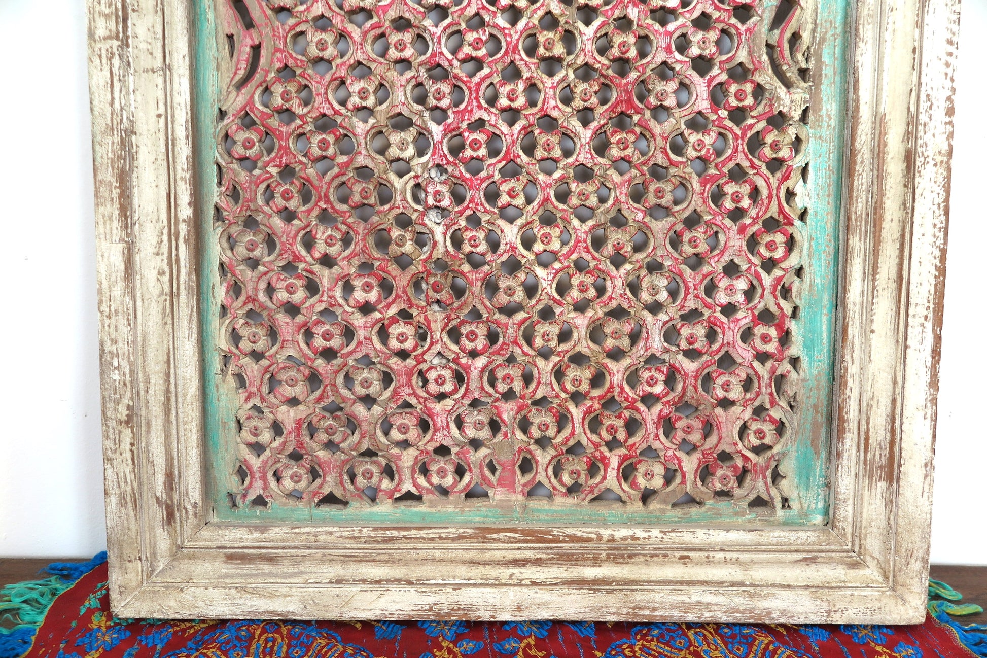 pannello lavorato, inciso, traforato e dipinto; bianco rosso e verde. dimensioni 76x107xprof.6cm.