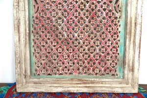 pannello lavorato, inciso, traforato e dipinto; bianco rosso e verde. dimensioni 76x107xprof.6cm.