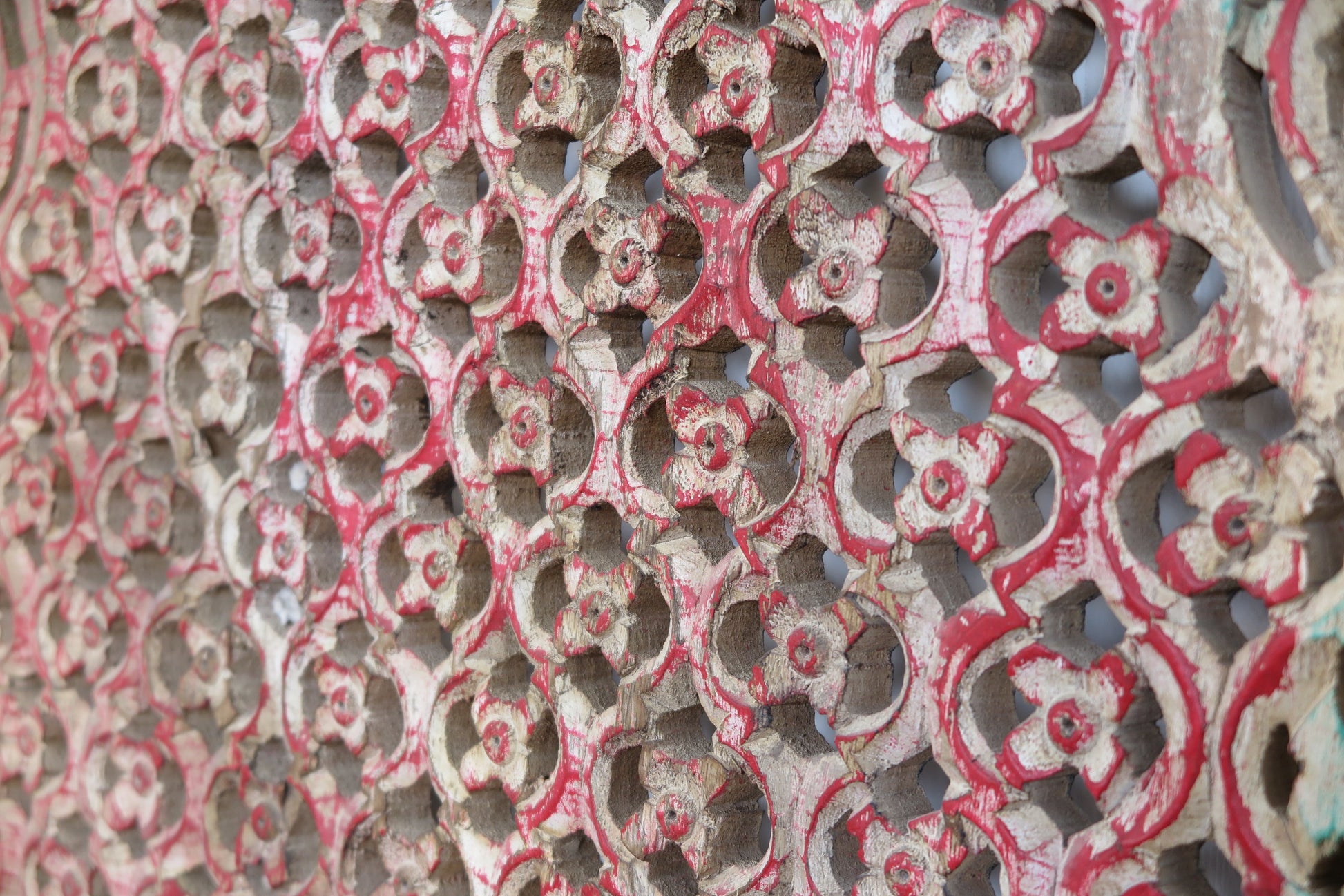 pannello lavorato, inciso, traforato e dipinto; bianco rosso e verde. dimensioni 76x107xprof.6cm.