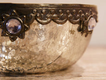 Carica l&#39;immagine nel visualizzatore di Gallery, Ciotola in vetro decorato a rilievo con foglia argento. Lavorata artigialmente. Dimensioni Diametro 18 h7cm.  per ulteriori info... info@etniko.it 0039 3338778241 whatsapp. www.etniko.it instagram , facebook, etsy : etnikobycrosato