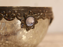 Carica l&#39;immagine nel visualizzatore di Gallery, Ciotola in vetro decorato a rilievo con foglia argento. Lavorata artigialmente. Dimensioni Diametro 18 h7cm.  per ulteriori info... info@etniko.it 0039 3338778241 whatsapp. www.etniko.it instagram , facebook, etsy : etnikobycrosato