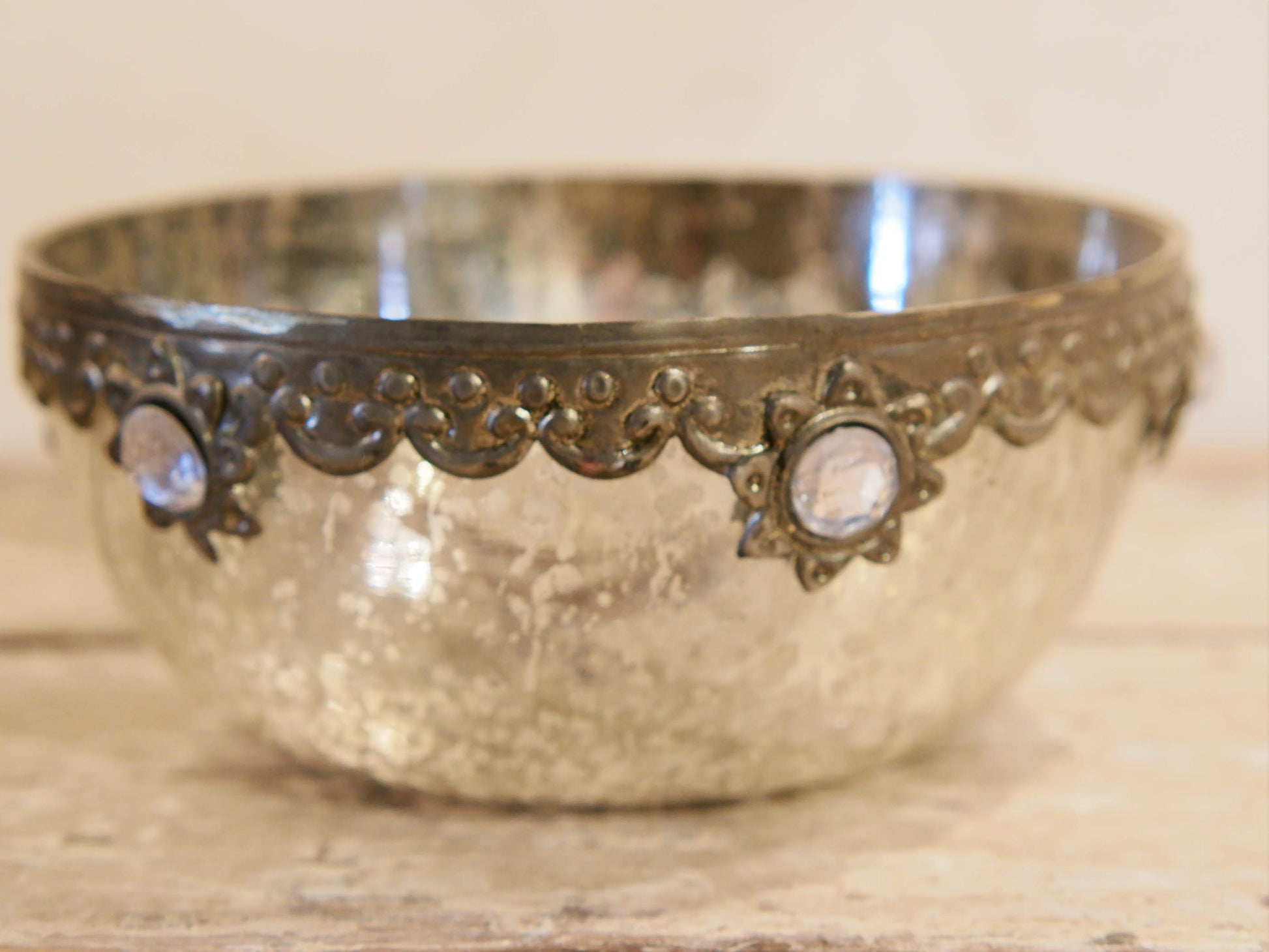 Ciotola in vetro decorato a rilievo con foglia argento. Lavorata artigialmente. Dimensioni Diametro 18 h7cm.  per ulteriori info... info@etniko.it 0039 3338778241 whatsapp. www.etniko.it instagram , facebook, etsy : etnikobycrosato