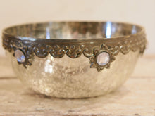 Carica l&#39;immagine nel visualizzatore di Gallery, Ciotola in vetro decorato a rilievo con foglia argento. Lavorata artigialmente. Dimensioni Diametro 18 h7cm.  per ulteriori info... info@etniko.it 0039 3338778241 whatsapp. www.etniko.it instagram , facebook, etsy : etnikobycrosato