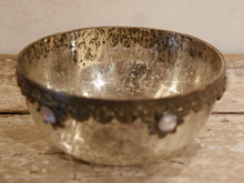 Carica l&#39;immagine nel visualizzatore di Gallery, Ciotola in vetro decorato a rilievo con foglia argento. Lavorata artigialmente. Dimensioni Diametro 18 h7cm.  per ulteriori info... info@etniko.it 0039 3338778241 whatsapp. www.etniko.it instagram , facebook, etsy : etnikobycrosato