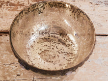 Carica l&#39;immagine nel visualizzatore di Gallery, Ciotola in vetro decorato a rilievo con foglia argento. Lavorata artigialmente. Dimensioni Diametro 18 h7cm.  per ulteriori info... info@etniko.it 0039 3338778241 whatsapp. www.etniko.it instagram , facebook, etsy : etnikobycrosato
