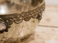 Carica l&#39;immagine nel visualizzatore di Gallery, Ciotola in vetro decorato a rilievo con foglia argento. Lavorata artigialmente. Dimensioni Diametro 18 h7cm.  per ulteriori info... info@etniko.it 0039 3338778241 whatsapp. www.etniko.it instagram , facebook, etsy : etnikobycrosato