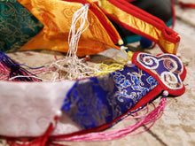 Carica l&#39;immagine nel visualizzatore di Gallery, DAMARU TIBETANO originale nepalese , costruito a mano . dipinto e ricamato secondo lo stile e i simboli tibetani buddisti .  Membranofono a percussione. Strumento musicale e rituale composto da una doppia cassa, ricoperta di cuoio, che viene percosso con due piccole sfere legate a delle cordicelle. La rotazione permette di suonarlo E&#39; lo strumento sacro prediletto dal dio Shiva  diam 23 h10 cm 