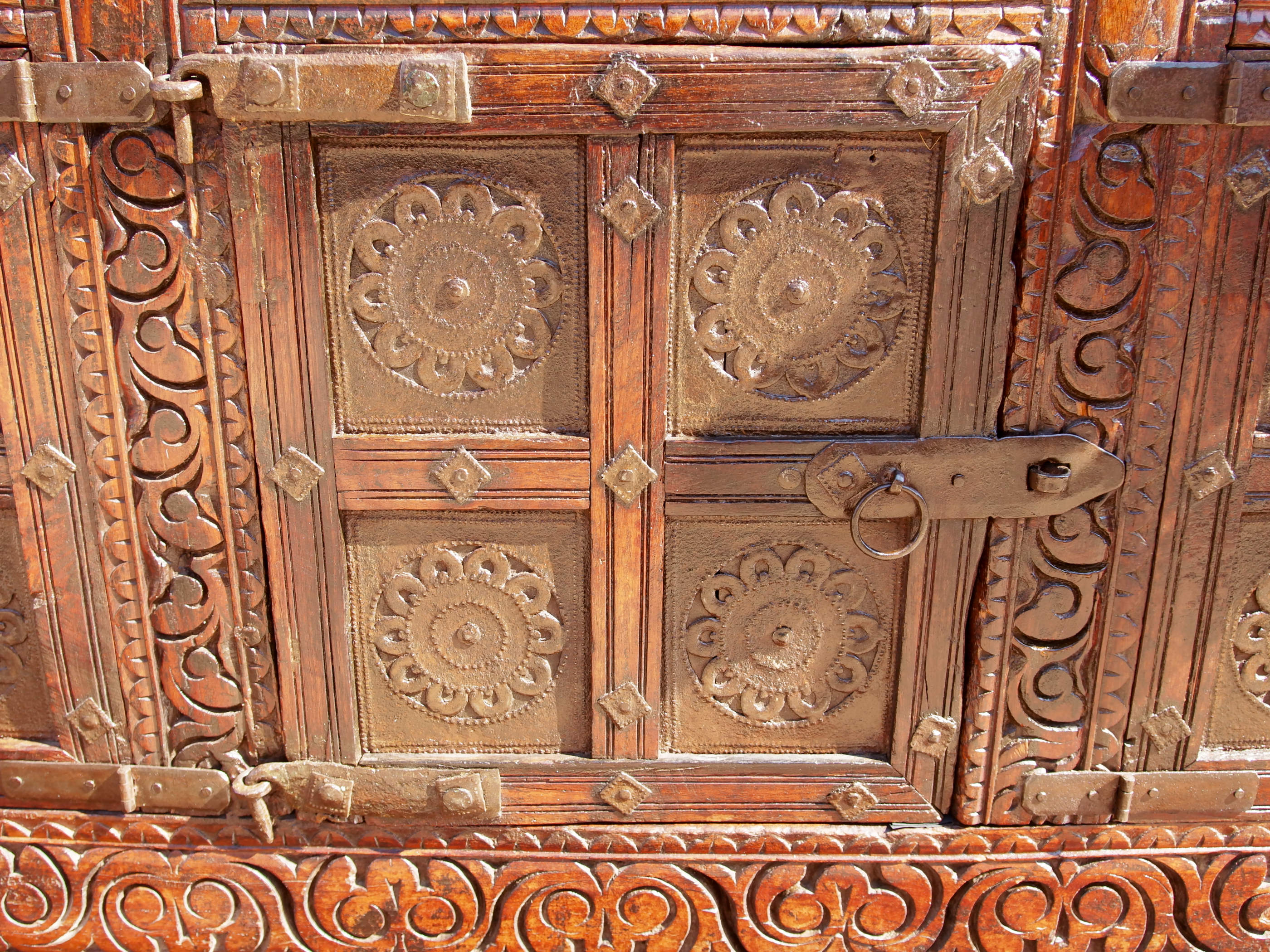 Damcja Indiana Tipica Credenza Del Nord Dell'India, Composta Da 6 Ante, Con Ruote. Databile Primi '900, In Legno Di Teak, Perfettamente Autentica E Conservata. Autentica e unica nel suo genere , originale in ogni parte , nessun elemento è stato rifatto o sostituito . Mobile dispensa usato come mobile della sposa, era nelle haveli l'unico mobile della casa . Dimensioni 135x70xh108cm.