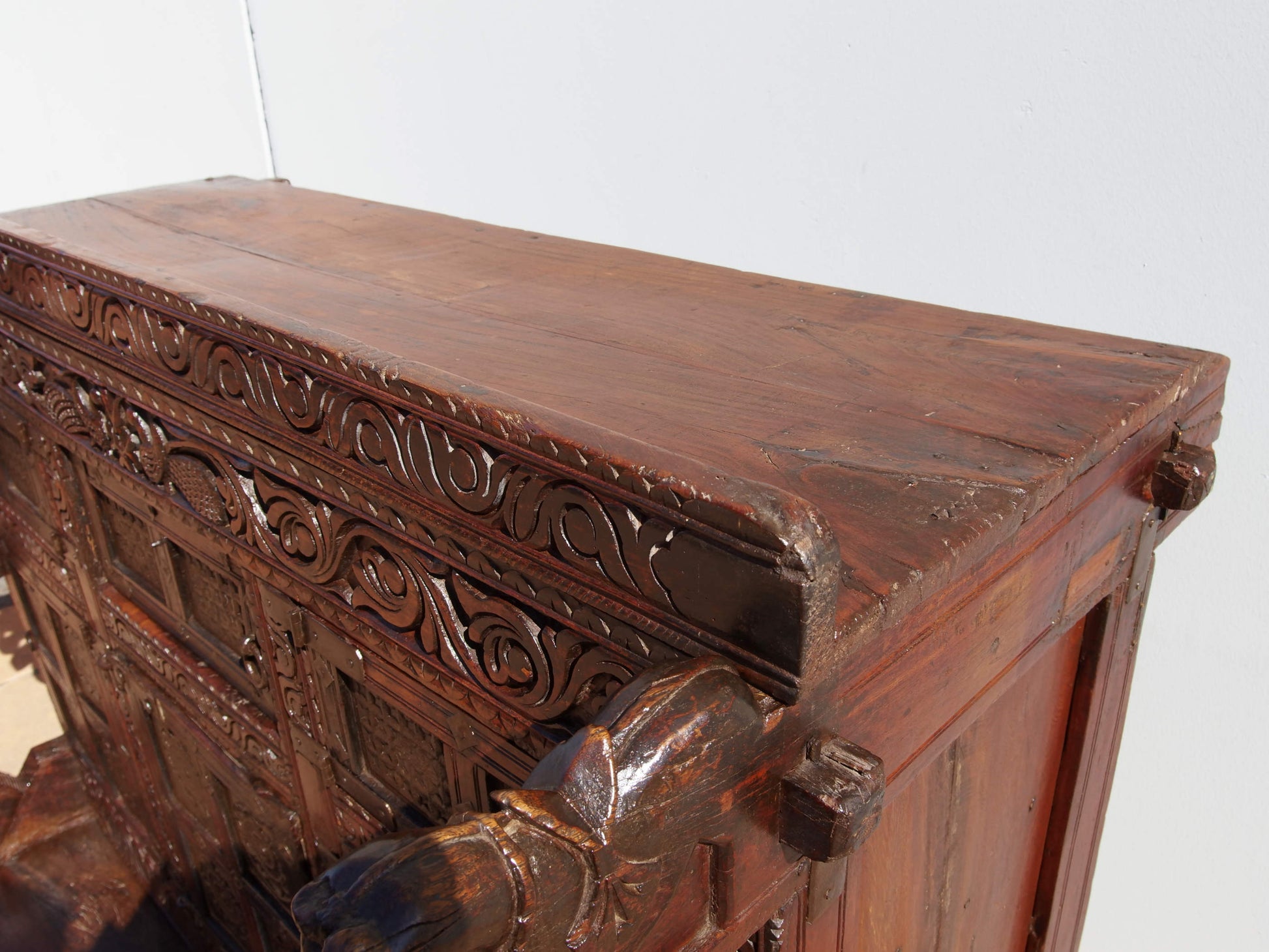 Damcja Indiana Tipica Credenza Del Nord Dell'India, Composta Da 6 Ante, Con Ruote. Databile Primi '900, In Legno Di Teak, Perfettamente Autentica E Conservata. Autentica e unica nel suo genere , originale in ogni parte , nessun elemento è stato rifatto o sostituito . Mobile dispensa usato come mobile della sposa, era nelle haveli l'unico mobile della casa . Dimensioni 135x70xh108cm.