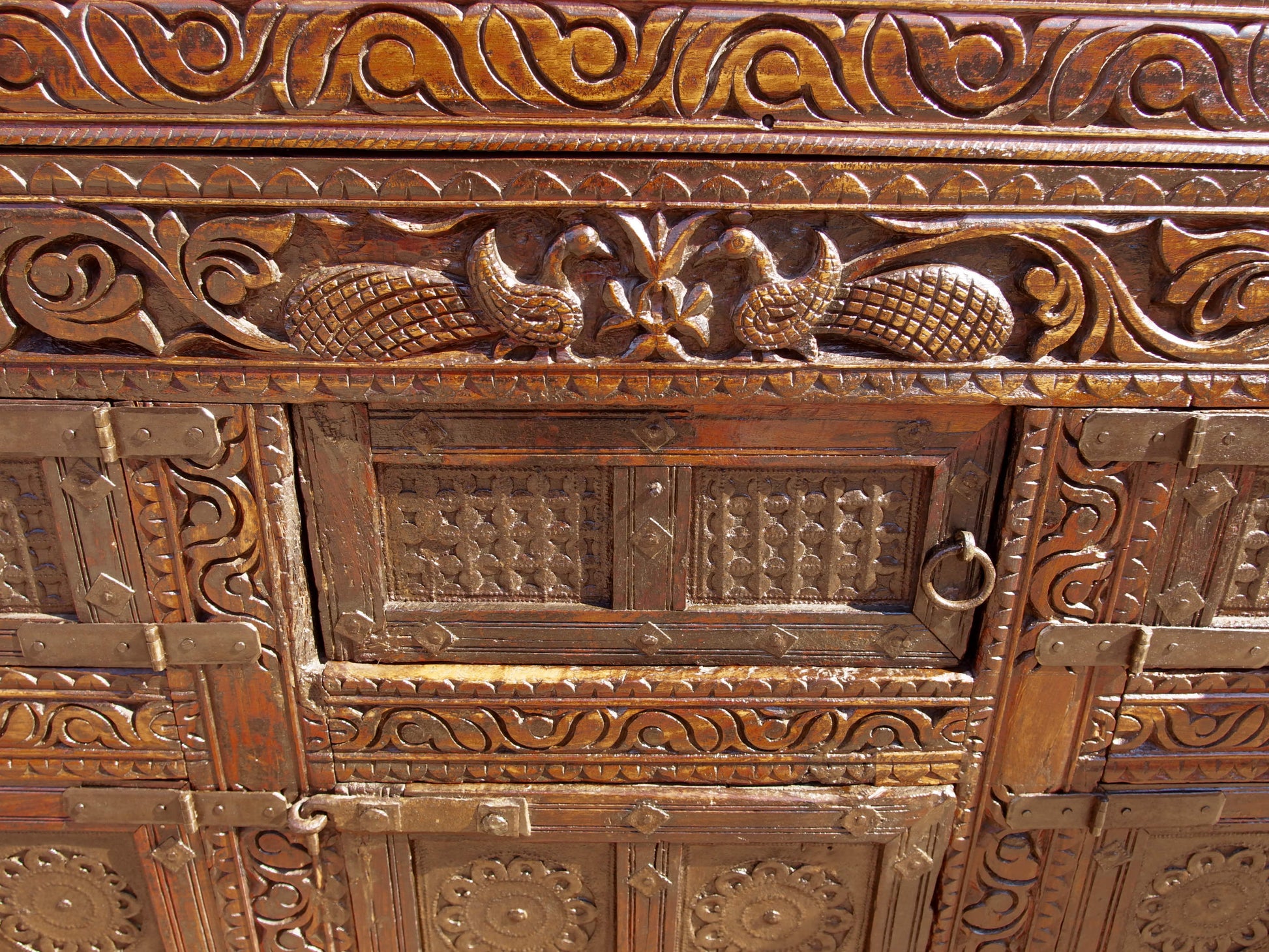 Damcja Indiana Tipica Credenza Del Nord Dell'India, Composta Da 6 Ante, Con Ruote. Databile Primi '900, In Legno Di Teak, Perfettamente Autentica E Conservata. Autentica e unica nel suo genere , originale in ogni parte , nessun elemento è stato rifatto o sostituito . Mobile dispensa usato come mobile della sposa, era nelle haveli l'unico mobile della casa . Dimensioni 135x70xh108cm.