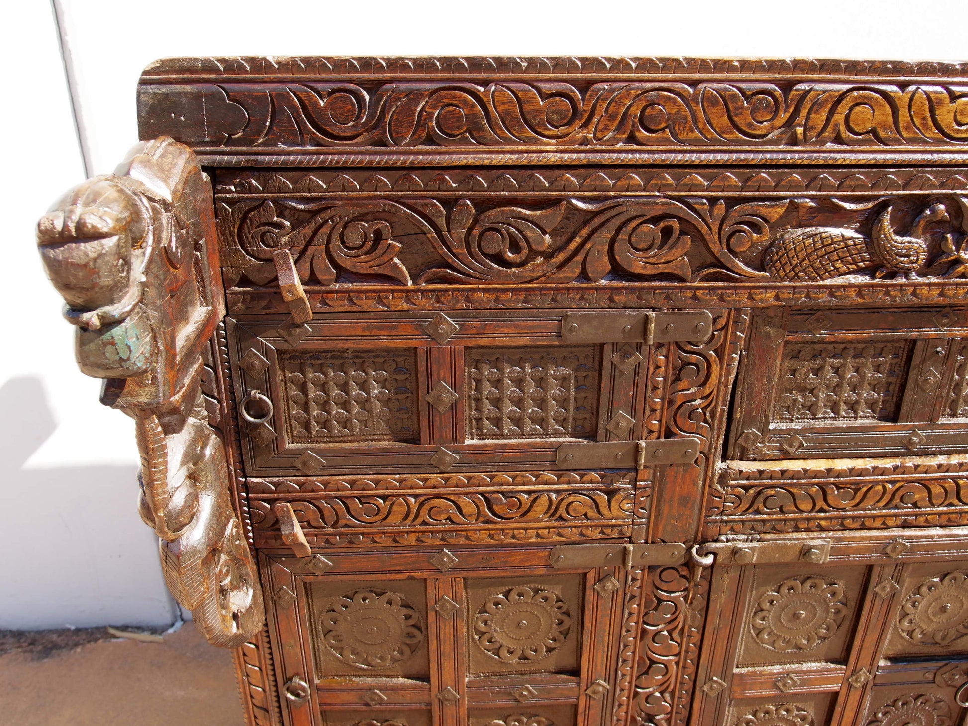 Damcja Indiana Tipica Credenza Del Nord Dell'India, Composta Da 6 Ante, Con Ruote. Databile Primi '900, In Legno Di Teak, Perfettamente Autentica E Conservata. Autentica e unica nel suo genere , originale in ogni parte , nessun elemento è stato rifatto o sostituito . Mobile dispensa usato come mobile della sposa, era nelle haveli l'unico mobile della casa . Dimensioni 135x70xh108cm.