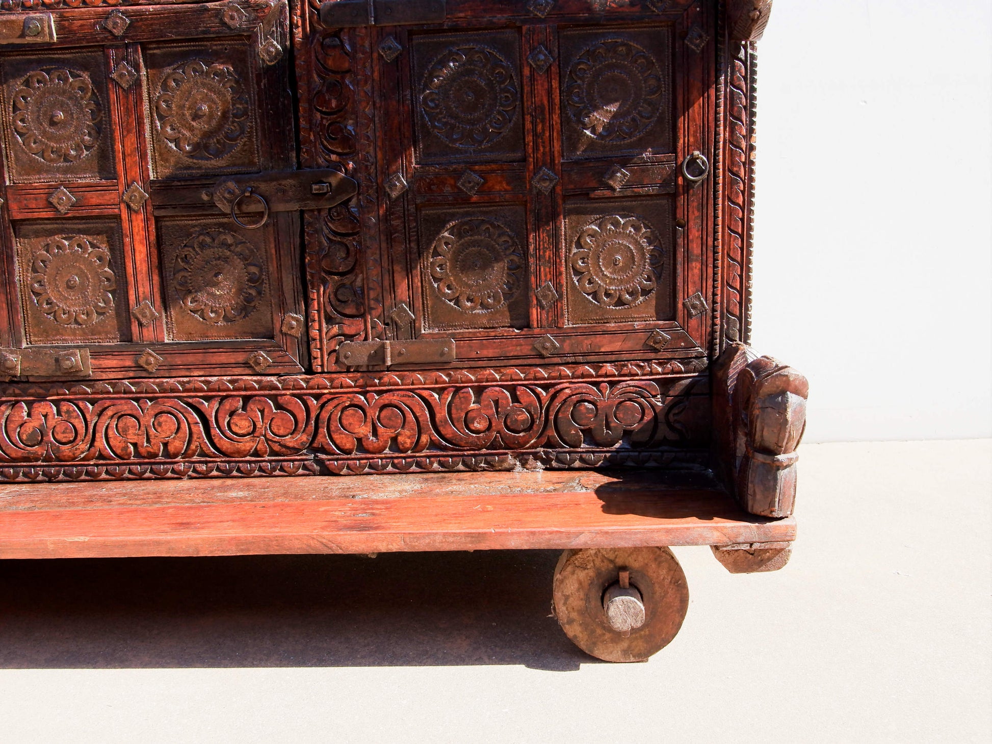 Damcja Indiana Tipica Credenza Del Nord Dell'India, Composta Da 6 Ante, Con Ruote. Databile Primi '900, In Legno Di Teak, Perfettamente Autentica E Conservata. Autentica e unica nel suo genere , originale in ogni parte , nessun elemento è stato rifatto o sostituito . Mobile dispensa usato come mobile della sposa, era nelle haveli l'unico mobile della casa . Dimensioni 135x70xh108cm.
