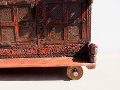 Damcja Indiana Tipica Credenza Del Nord Dell'India, Composta Da 6 Ante, Con Ruote. Databile Primi '900, In Legno Di Teak, Perfettamente Autentica E Conservata. Autentica e unica nel suo genere , originale in ogni parte , nessun elemento è stato rifatto o sostituito . Mobile dispensa usato come mobile della sposa, era nelle haveli l'unico mobile della casa . Dimensioni 135x70xh108cm.