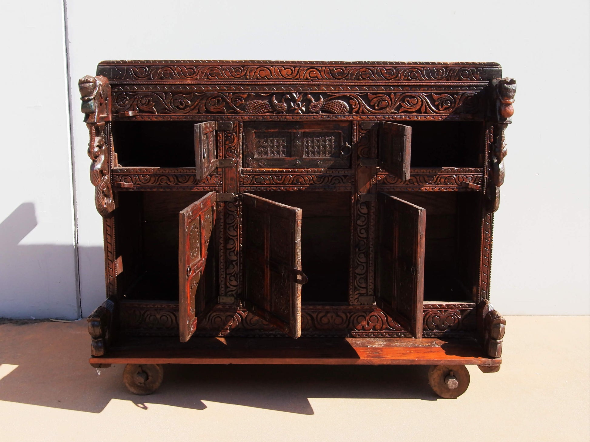 Damcja Indiana Tipica Credenza Del Nord Dell'India, Composta Da 6 Ante, Con Ruote. Databile Primi '900, In Legno Di Teak, Perfettamente Autentica E Conservata. Autentica e unica nel suo genere , originale in ogni parte , nessun elemento è stato rifatto o sostituito . Mobile dispensa usato come mobile della sposa, era nelle haveli l'unico mobile della casa . Dimensioni 135x70xh108cm.
