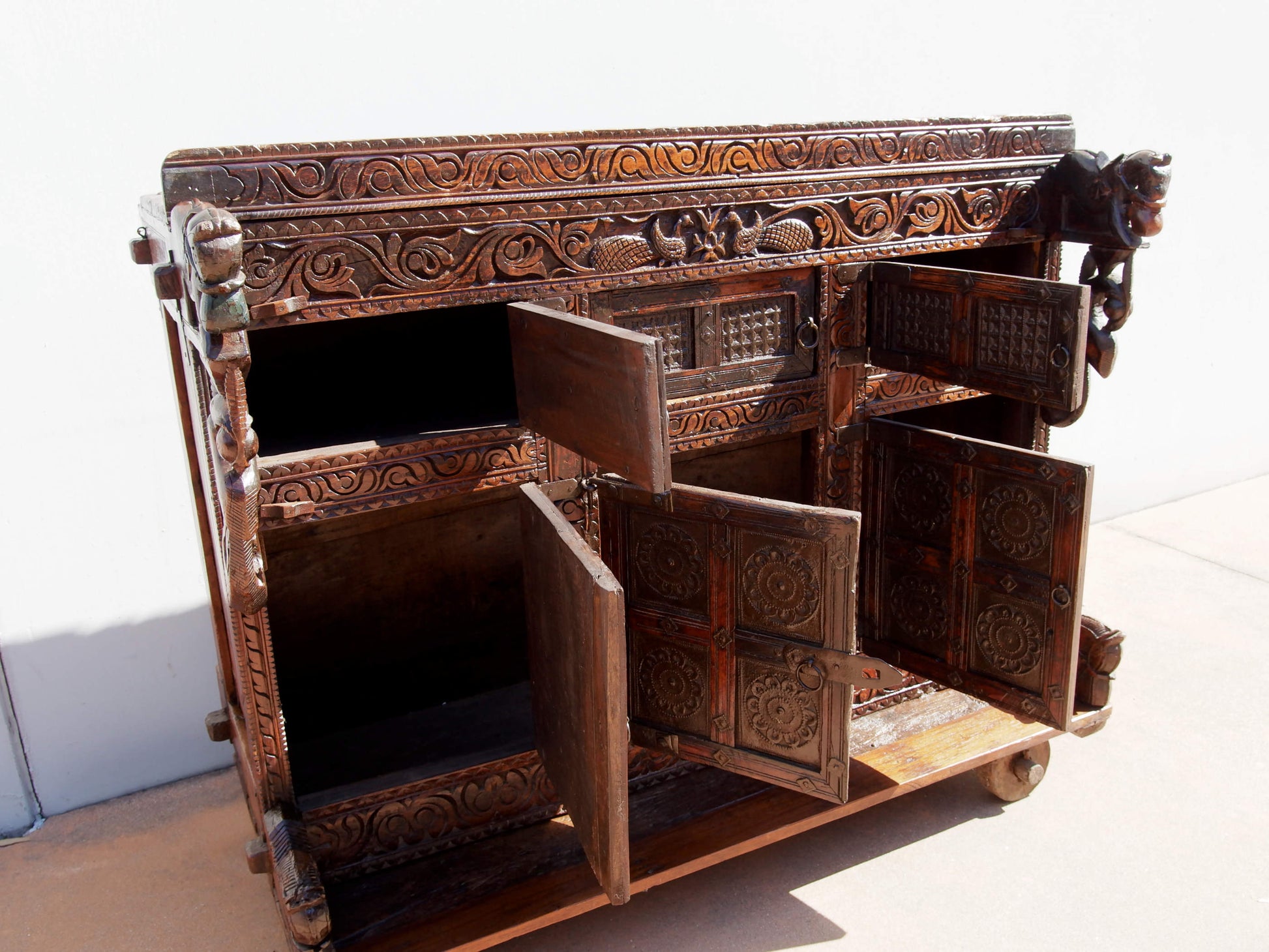 Damcja Indiana Tipica Credenza Del Nord Dell'India, Composta Da 6 Ante, Con Ruote. Databile Primi '900, In Legno Di Teak, Perfettamente Autentica E Conservata. Autentica e unica nel suo genere , originale in ogni parte , nessun elemento è stato rifatto o sostituito . Mobile dispensa usato come mobile della sposa, era nelle haveli l'unico mobile della casa . Dimensioni 135x70xh108cm.