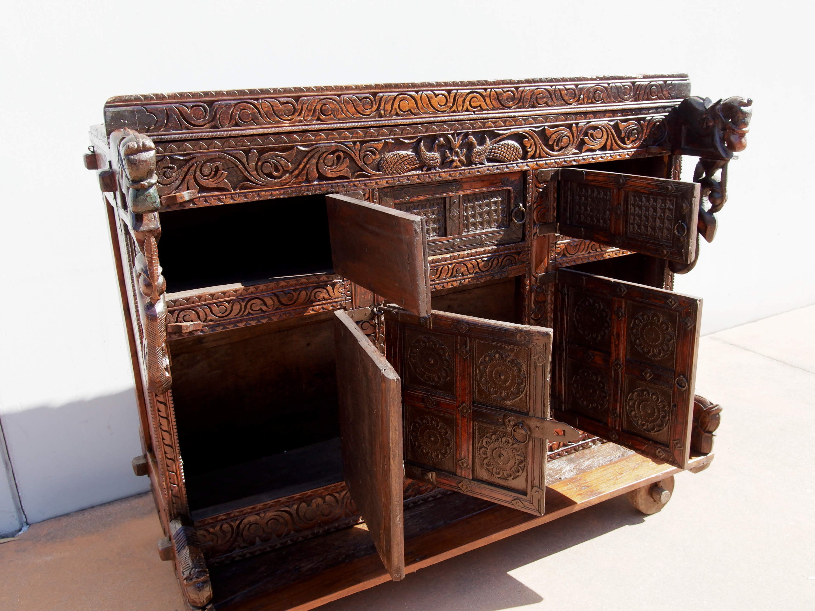 Damcja Indiana Tipica Credenza Del Nord Dell'India, Composta Da 6 Ante, Con Ruote. Databile Primi '900, In Legno Di Teak, Perfettamente Autentica E Conservata. Autentica e unica nel suo genere , originale in ogni parte , nessun elemento è stato rifatto o sostituito . Mobile dispensa usato come mobile della sposa, era nelle haveli l'unico mobile della casa . Dimensioni 135x70xh108cm.