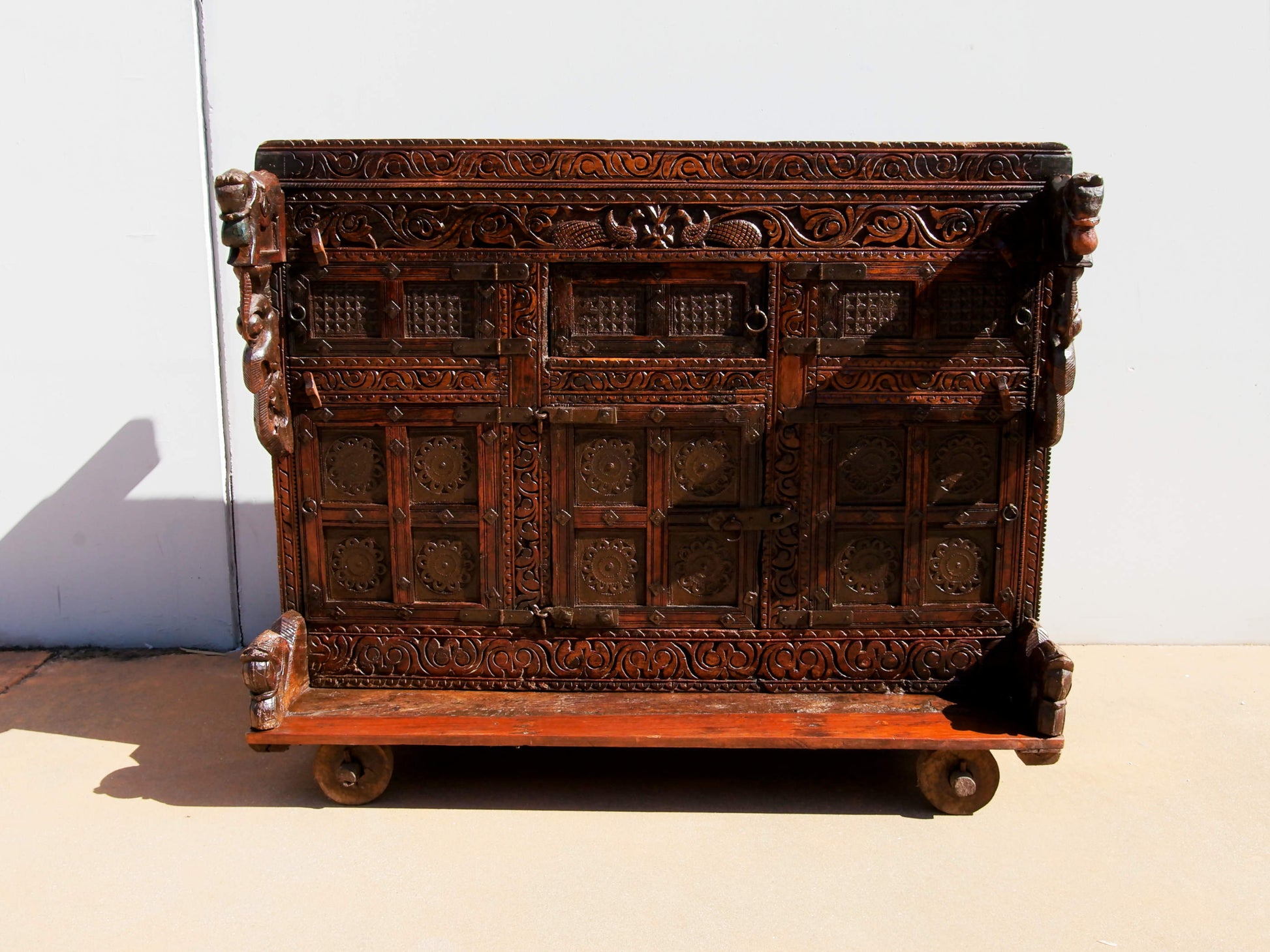 Damcja Indiana Tipica Credenza Del Nord Dell'India, Composta Da 6 Ante, Con Ruote. Databile Primi '900, In Legno Di Teak, Perfettamente Autentica E Conservata. Autentica e unica nel suo genere , originale in ogni parte , nessun elemento è stato rifatto o sostituito . Mobile dispensa usato come mobile della sposa, era nelle haveli l'unico mobile della casa . Dimensioni 135x70xh108cm.