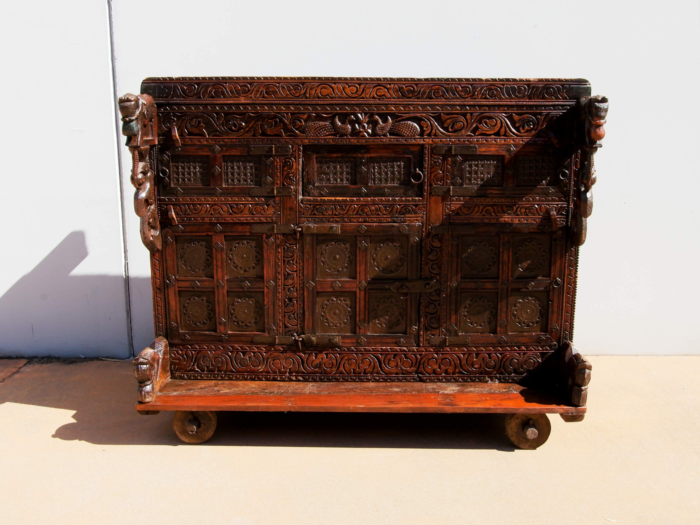 Damcja Indiana Tipica Credenza Del Nord Dell'India, Composta Da 6 Ante, Con Ruote. Databile Primi '900, In Legno Di Teak, Perfettamente Autentica E Conservata. Autentica e unica nel suo genere , originale in ogni parte , nessun elemento è stato rifatto o sostituito . Mobile dispensa usato come mobile della sposa, era nelle haveli l'unico mobile della casa . Dimensioni 135x70xh108cm.