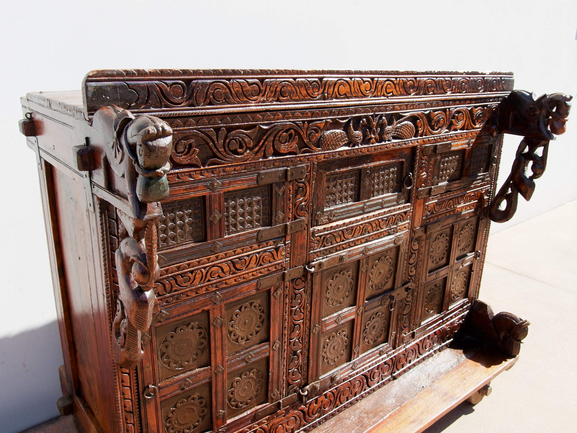 Damcja Indiana Tipica Credenza Del Nord Dell'India, Composta Da 6 Ante, Con Ruote. Databile Primi '900, In Legno Di Teak, Perfettamente Autentica E Conservata. Autentica e unica nel suo genere , originale in ogni parte , nessun elemento è stato rifatto o sostituito . Mobile dispensa usato come mobile della sposa, era nelle haveli l'unico mobile della casa . Dimensioni 135x70xh108cm.