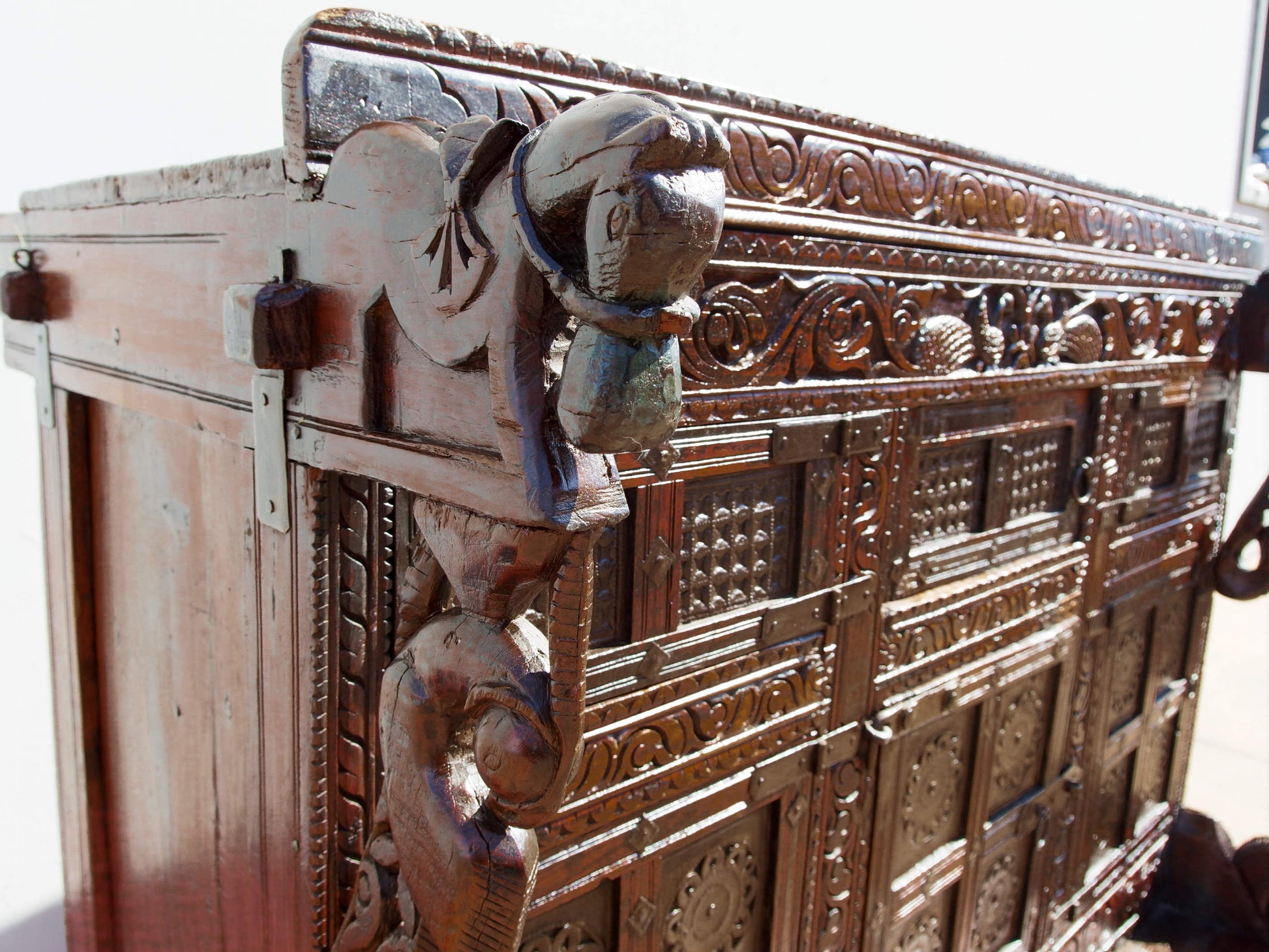 Damcja Indiana Tipica Credenza Del Nord Dell'India, Composta Da 6 Ante, Con Ruote. Databile Primi '900, In Legno Di Teak, Perfettamente Autentica E Conservata. Autentica e unica nel suo genere , originale in ogni parte , nessun elemento è stato rifatto o sostituito . Mobile dispensa usato come mobile della sposa, era nelle haveli l'unico mobile della casa . Dimensioni 135x70xh108cm.