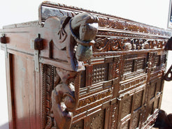 Damcja Indiana Tipica Credenza Del Nord Dell'India, Composta Da 6 Ante, Con Ruote. Databile Primi '900, In Legno Di Teak, Perfettamente Autentica E Conservata. Autentica e unica nel suo genere , originale in ogni parte , nessun elemento è stato rifatto o sostituito . Mobile dispensa usato come mobile della sposa, era nelle haveli l'unico mobile della casa . Dimensioni 135x70xh108cm.