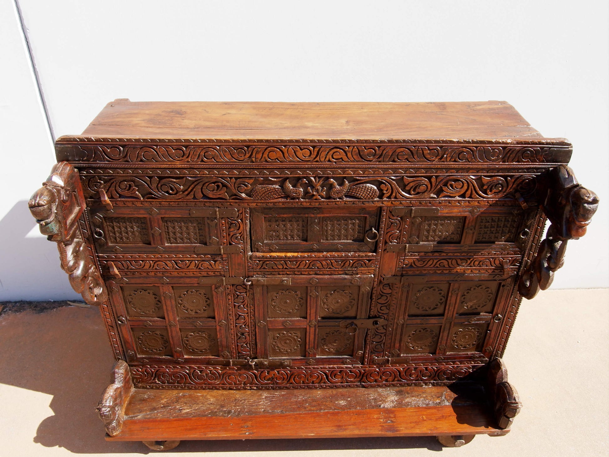 Damcja Indiana Tipica Credenza Del Nord Dell'India, Composta Da 6 Ante, Con Ruote. Databile Primi '900, In Legno Di Teak, Perfettamente Autentica E Conservata. Autentica e unica nel suo genere , originale in ogni parte , nessun elemento è stato rifatto o sostituito . Mobile dispensa usato come mobile della sposa, era nelle haveli l'unico mobile della casa . Dimensioni 135x70xh108cm.