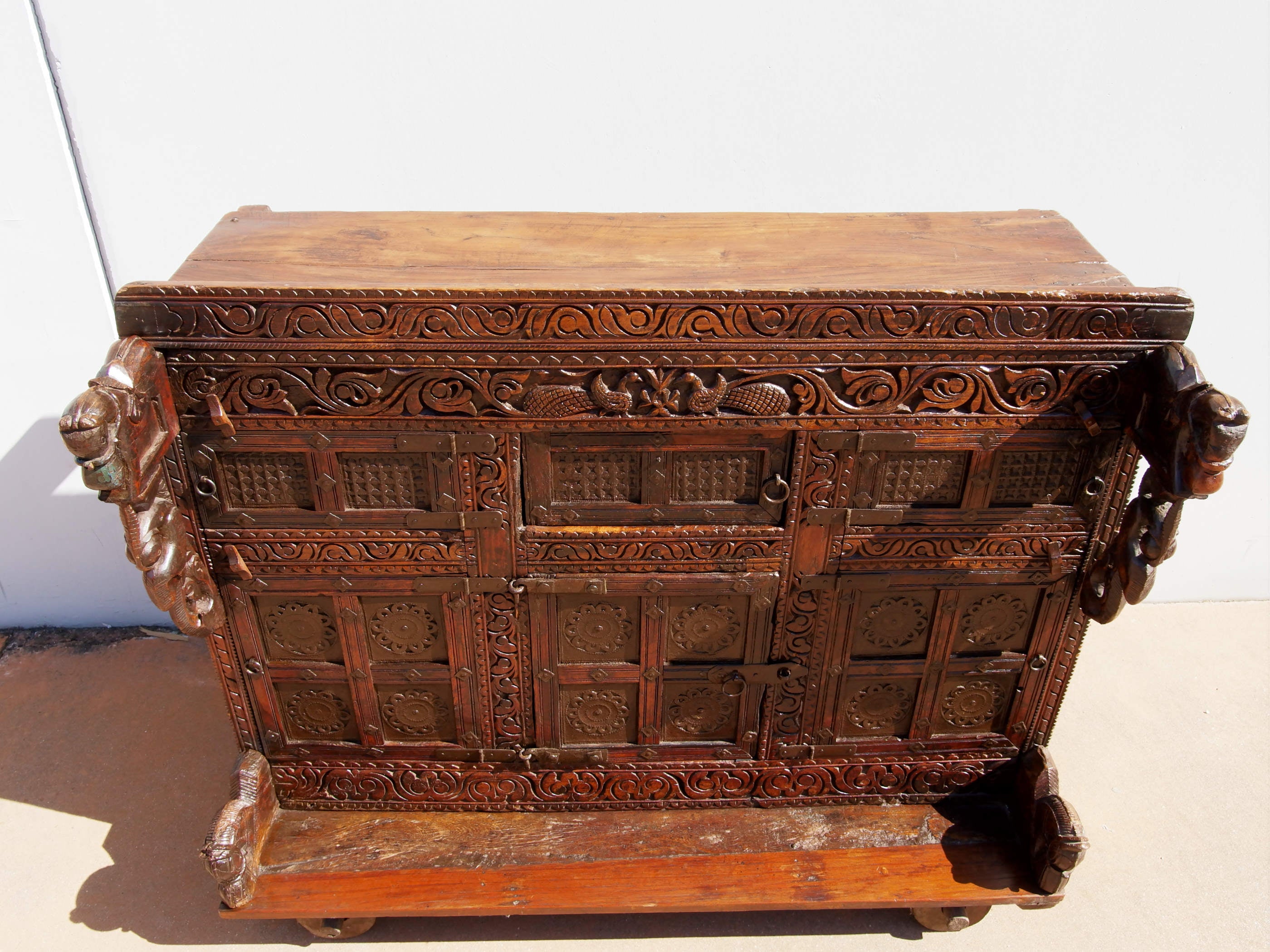 Damcja Indiana Tipica Credenza Del Nord Dell'India, Composta Da 6 Ante, Con Ruote. Databile Primi '900, In Legno Di Teak, Perfettamente Autentica E Conservata. Autentica e unica nel suo genere , originale in ogni parte , nessun elemento è stato rifatto o sostituito . Mobile dispensa usato come mobile della sposa, era nelle haveli l'unico mobile della casa . Dimensioni 135x70xh108cm.
