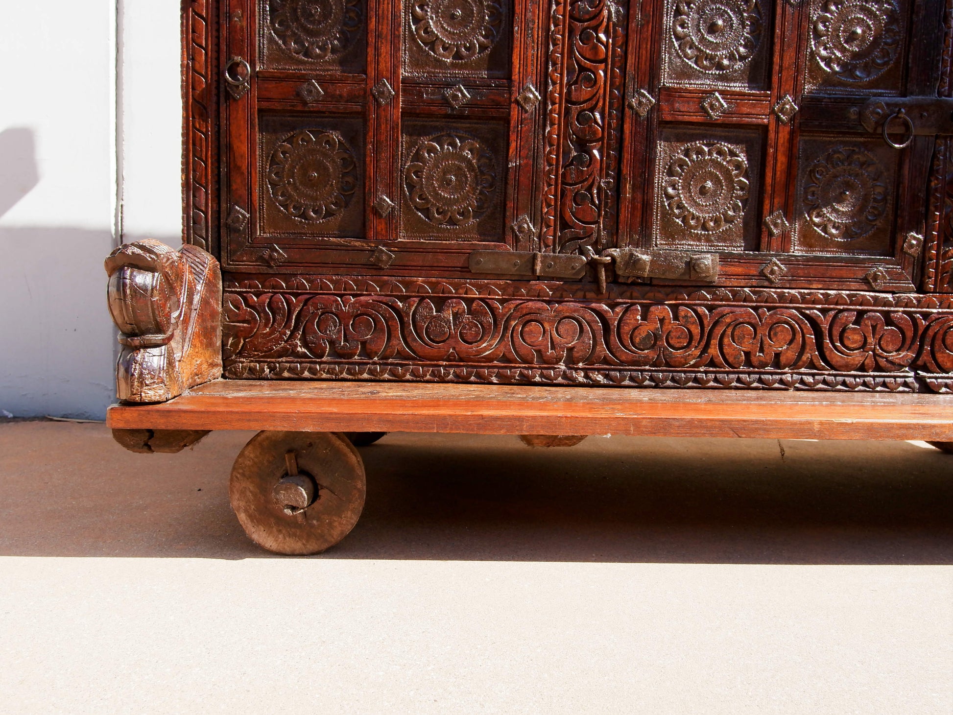 Damcja Indiana Tipica Credenza Del Nord Dell'India, Composta Da 6 Ante, Con Ruote. Databile Primi '900, In Legno Di Teak, Perfettamente Autentica E Conservata. Autentica e unica nel suo genere , originale in ogni parte , nessun elemento è stato rifatto o sostituito . Mobile dispensa usato come mobile della sposa, era nelle haveli l'unico mobile della casa . Dimensioni 135x70xh108cm.
