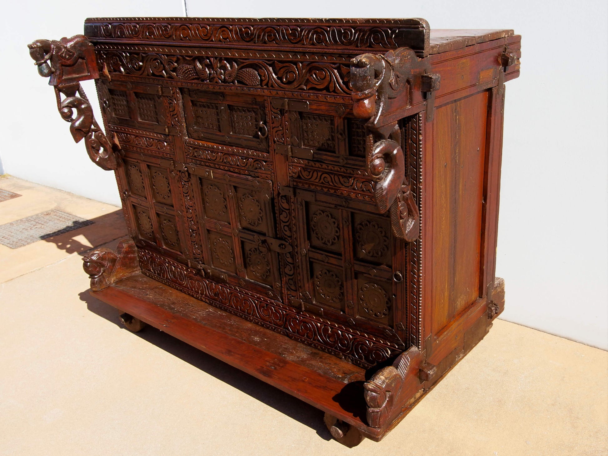Damcja Indiana Tipica Credenza Del Nord Dell'India, Composta Da 6 Ante, Con Ruote. Databile Primi '900, In Legno Di Teak, Perfettamente Autentica E Conservata. Autentica e unica nel suo genere , originale in ogni parte , nessun elemento è stato rifatto o sostituito . Mobile dispensa usato come mobile della sposa, era nelle haveli l'unico mobile della casa . Dimensioni 135x70xh108cm.